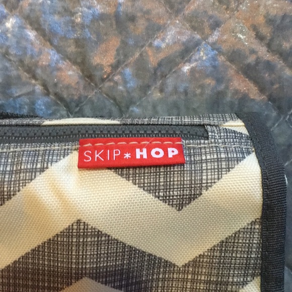 SKIP HOP DIAPER & WIPE CARRIER W/ CHANGING PAD - Picture 6 of 16